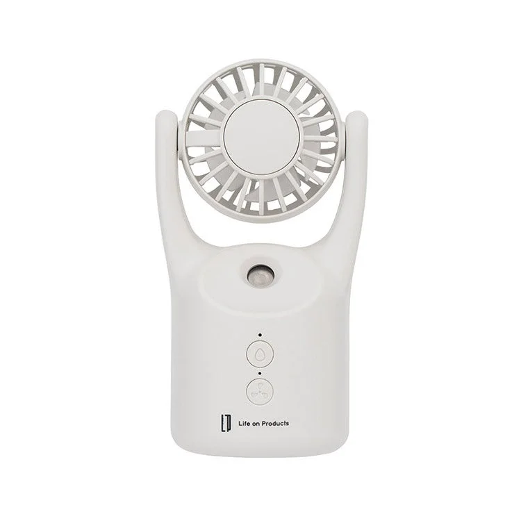 白いポータブルミストファンが写っています。送風とミスト噴霧の機能を持ち、卓上でも使用できるデザインです。暑い季節の冷却や乾燥対策に役立ちます。