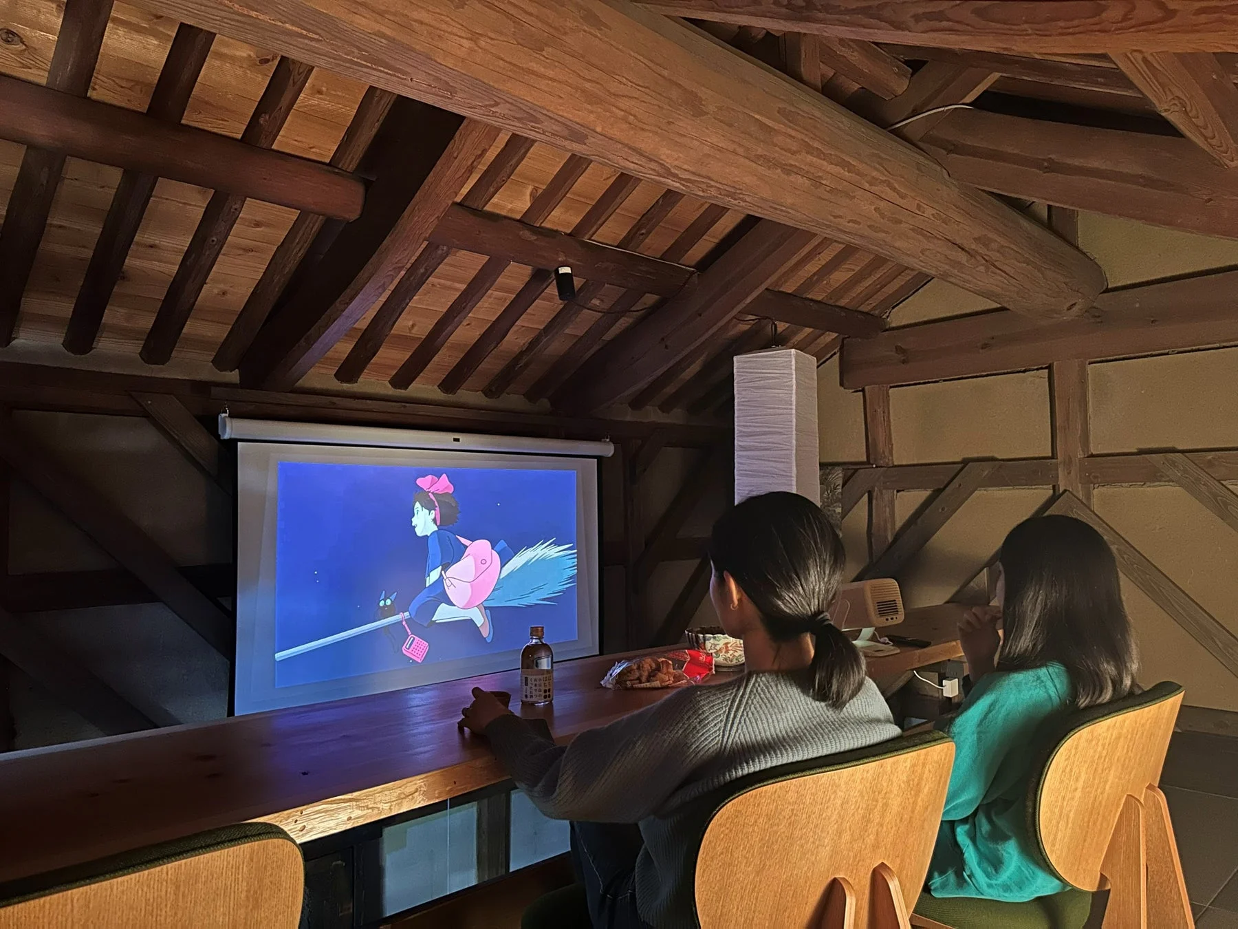 プロジェクターで映画鑑賞を楽しむ様子