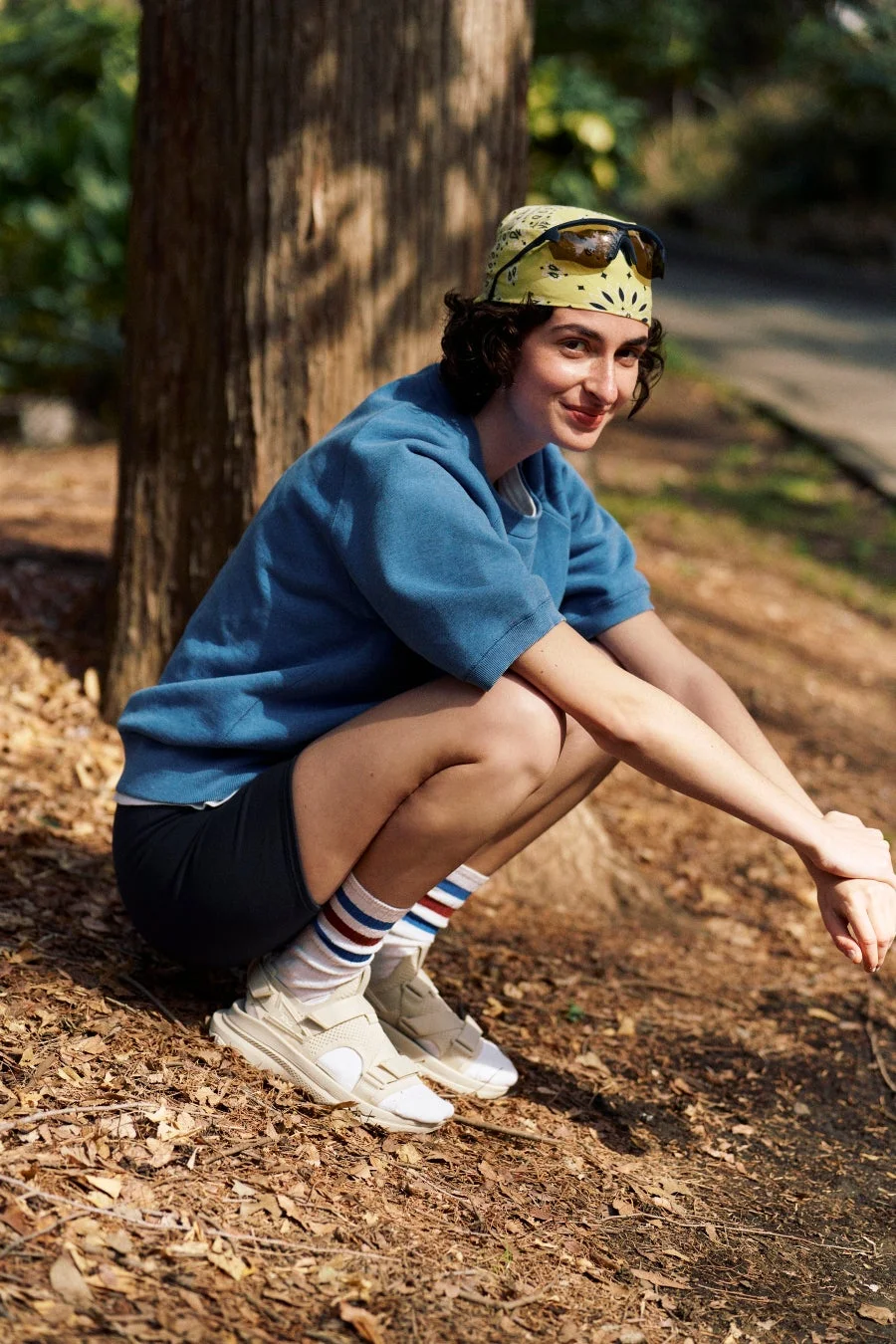 公園で座る女性