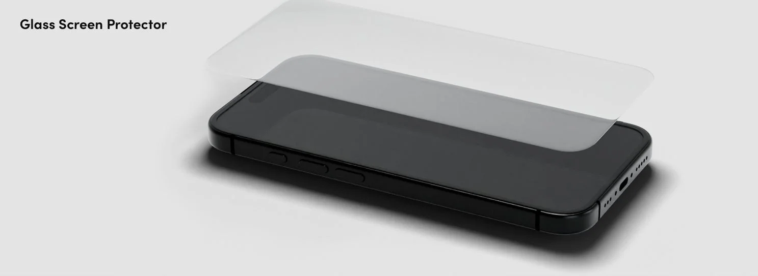 スマートフォンにガラス製の画面保護フィルムが貼られている、または剥がされている途中の様子です。画面を傷から守るためのアクセサリーを示しています。