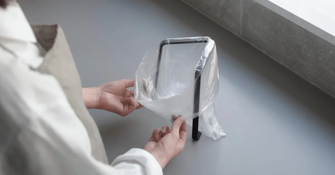 ポリ袋をセットする様子