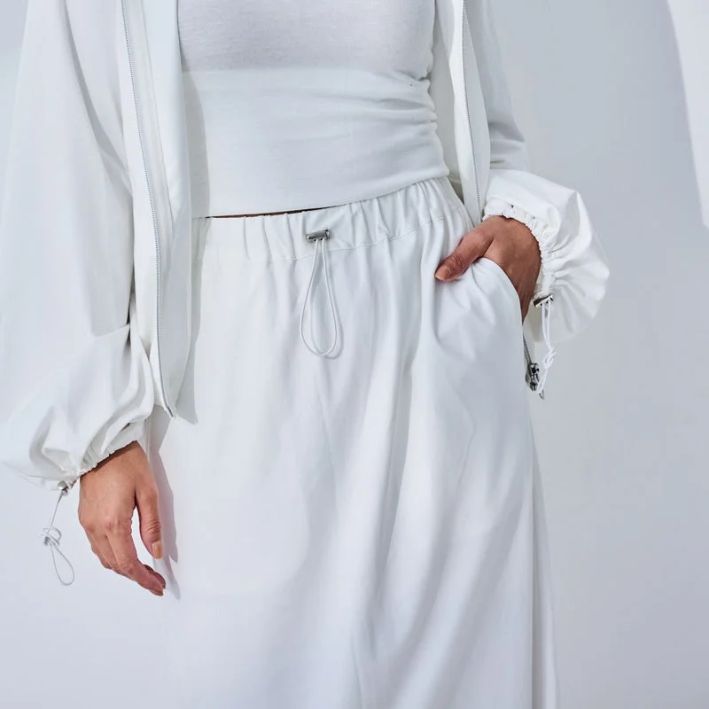 白いセットアップの女性