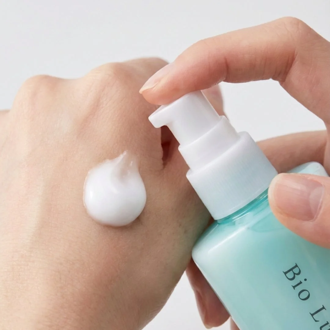 クリームを手の甲に出している様子