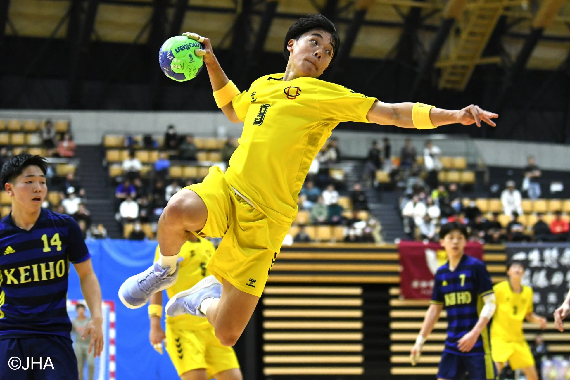 男子選手がジャンプシュート