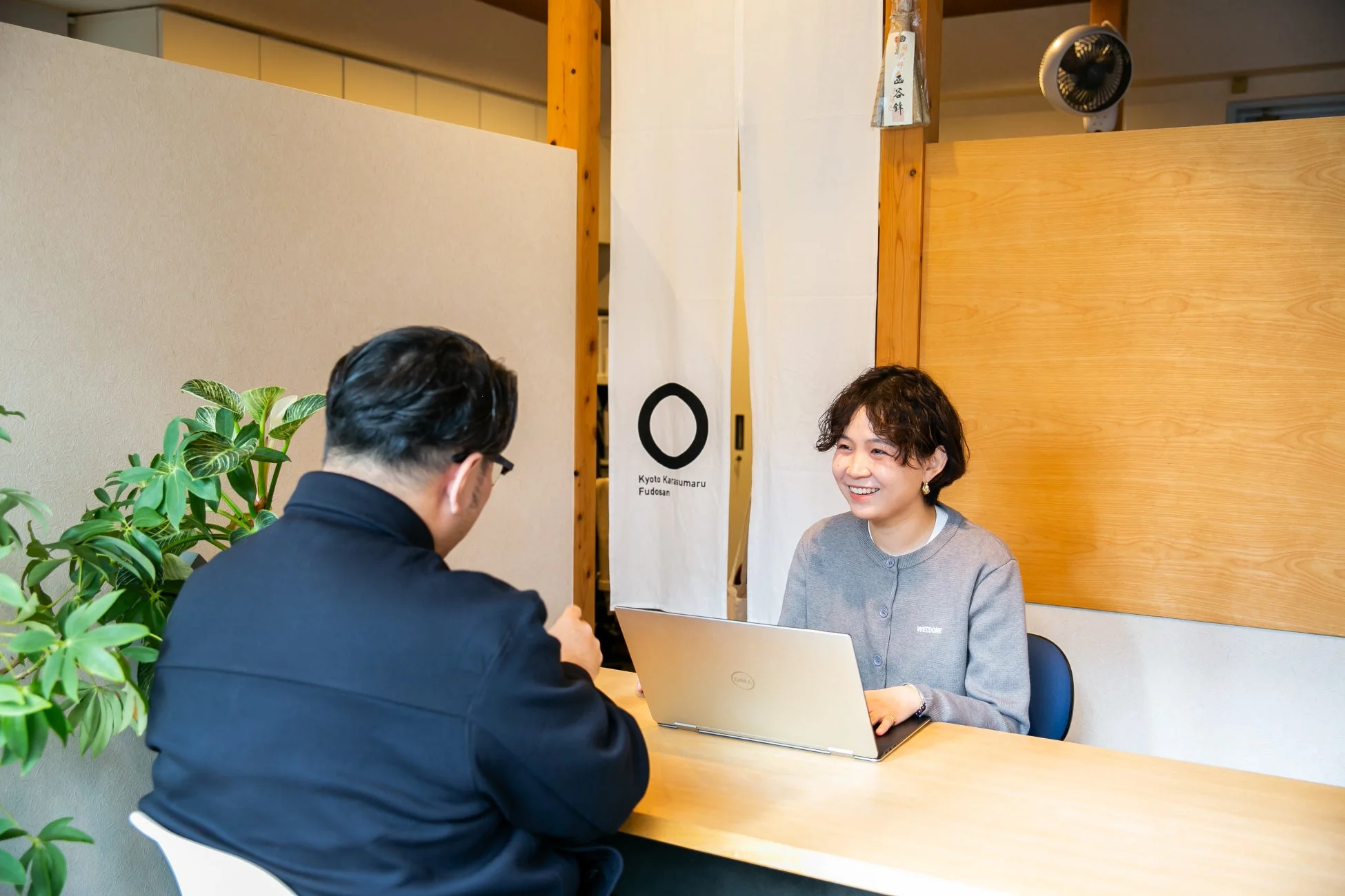 オフィスでの商談風景