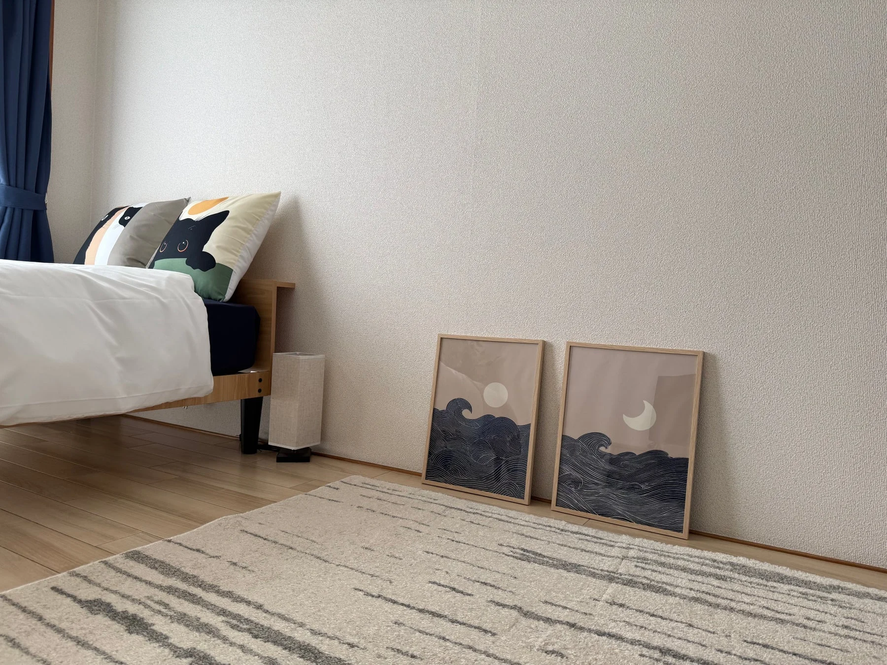 アートポスターが飾られた寝室