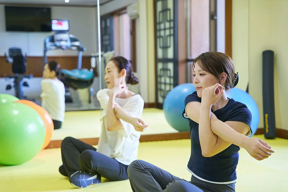 ジムでストレッチをする女性たち