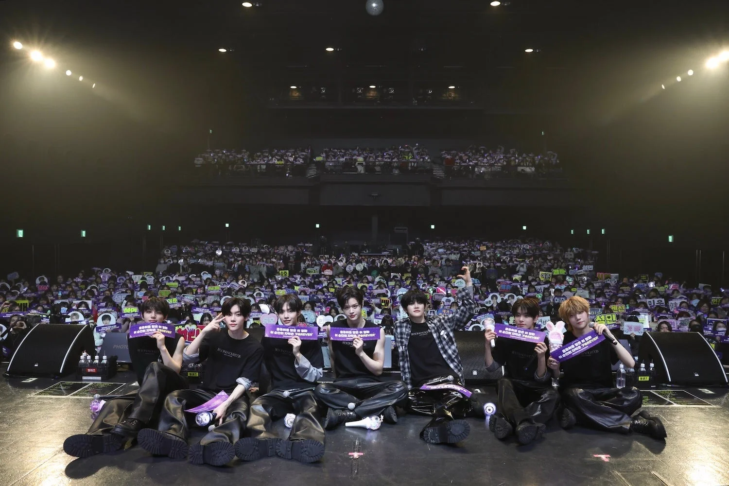 CLOSE YOUR EYES ライブ会場での集合写真