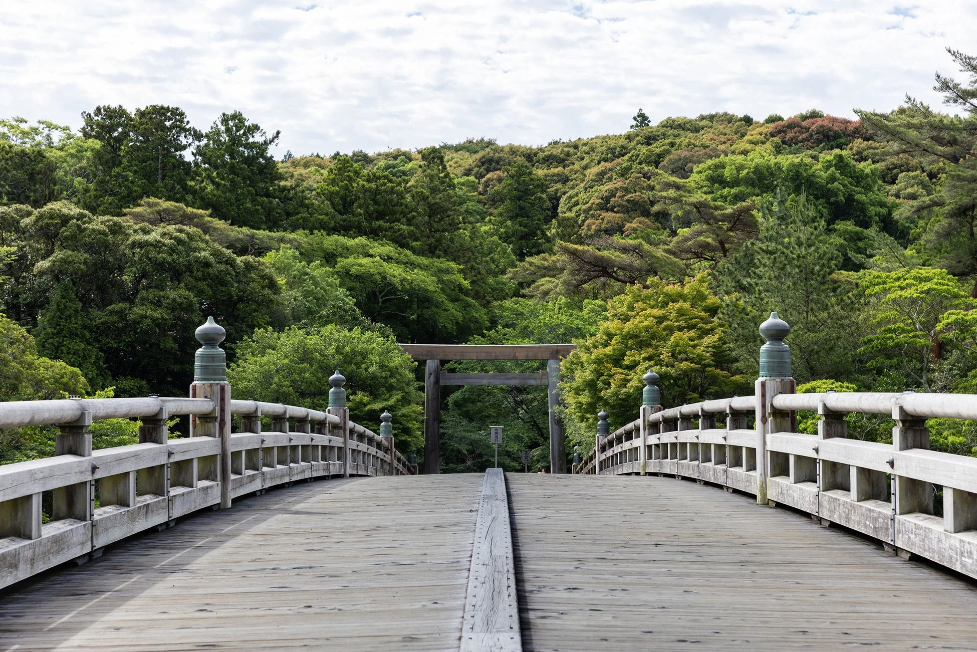 伊勢神宮に関連する木橋と鳥居