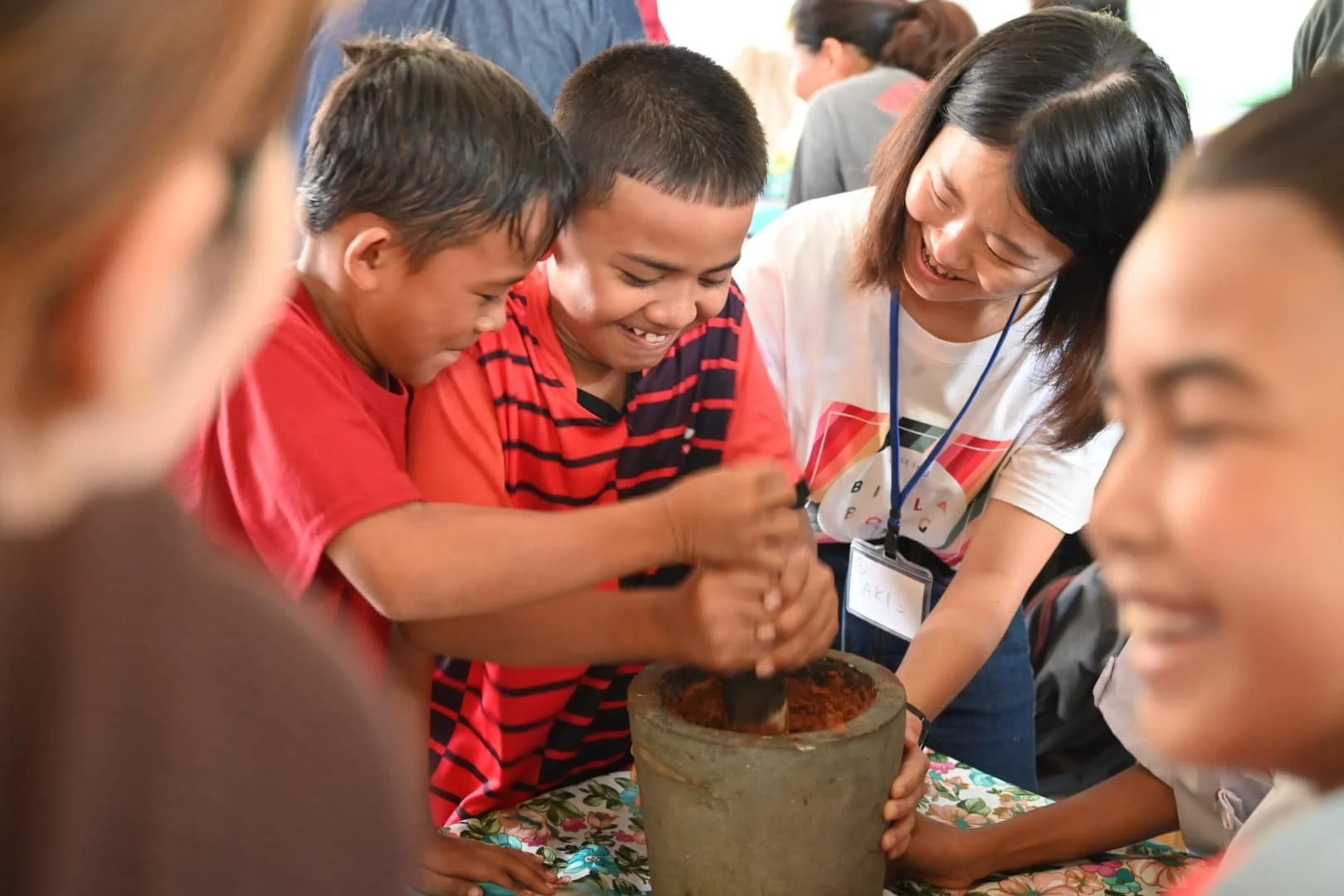 子供たちがすり鉢で作業