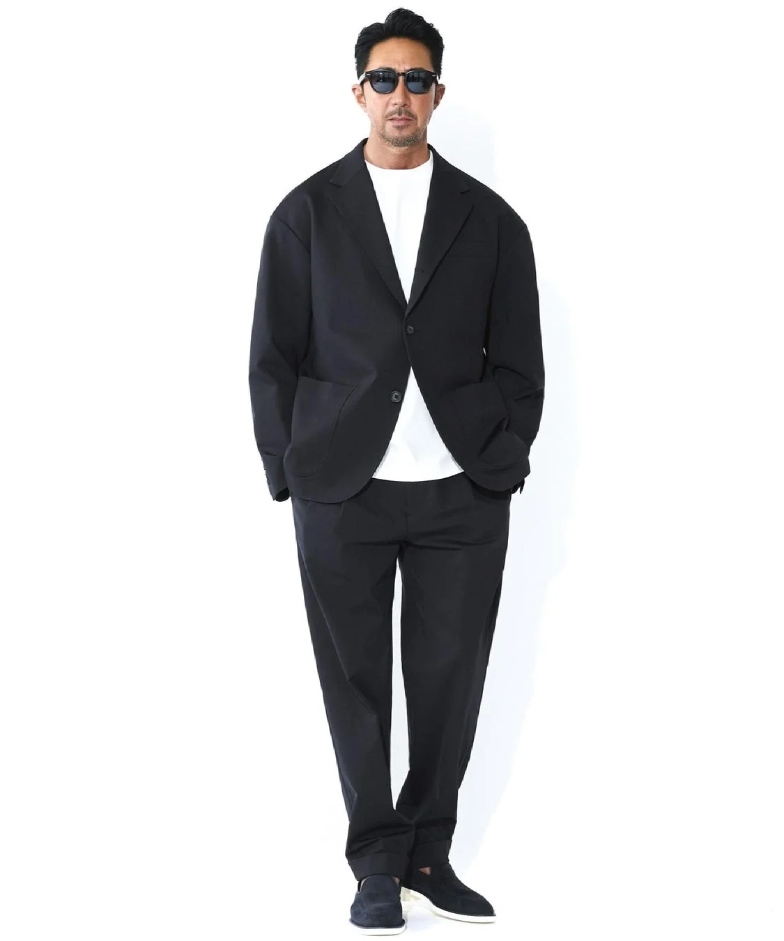 男性が黒いカジュアルなセットアップスーツを着用