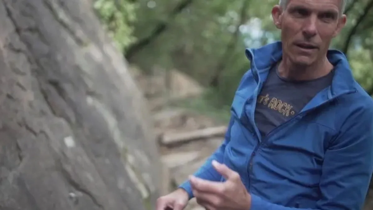 屋外で話す男性