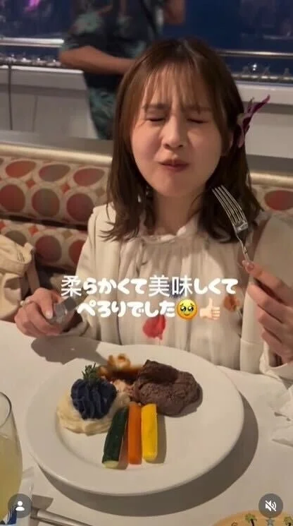 ハワイのレストランでの食事風景