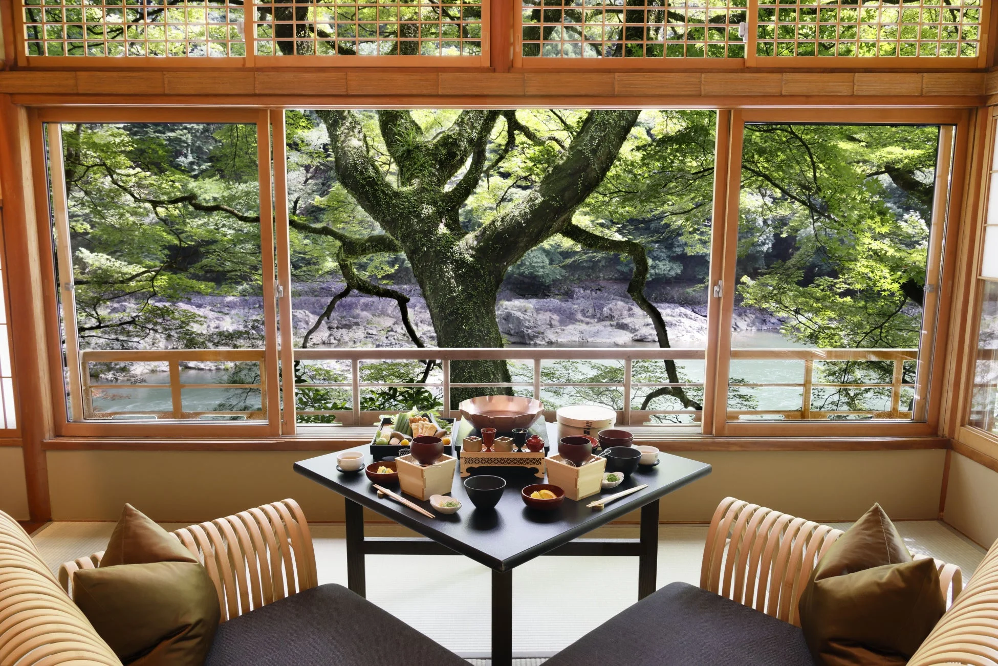 豊かな緑と川が広がる絶景を望む和室での食事