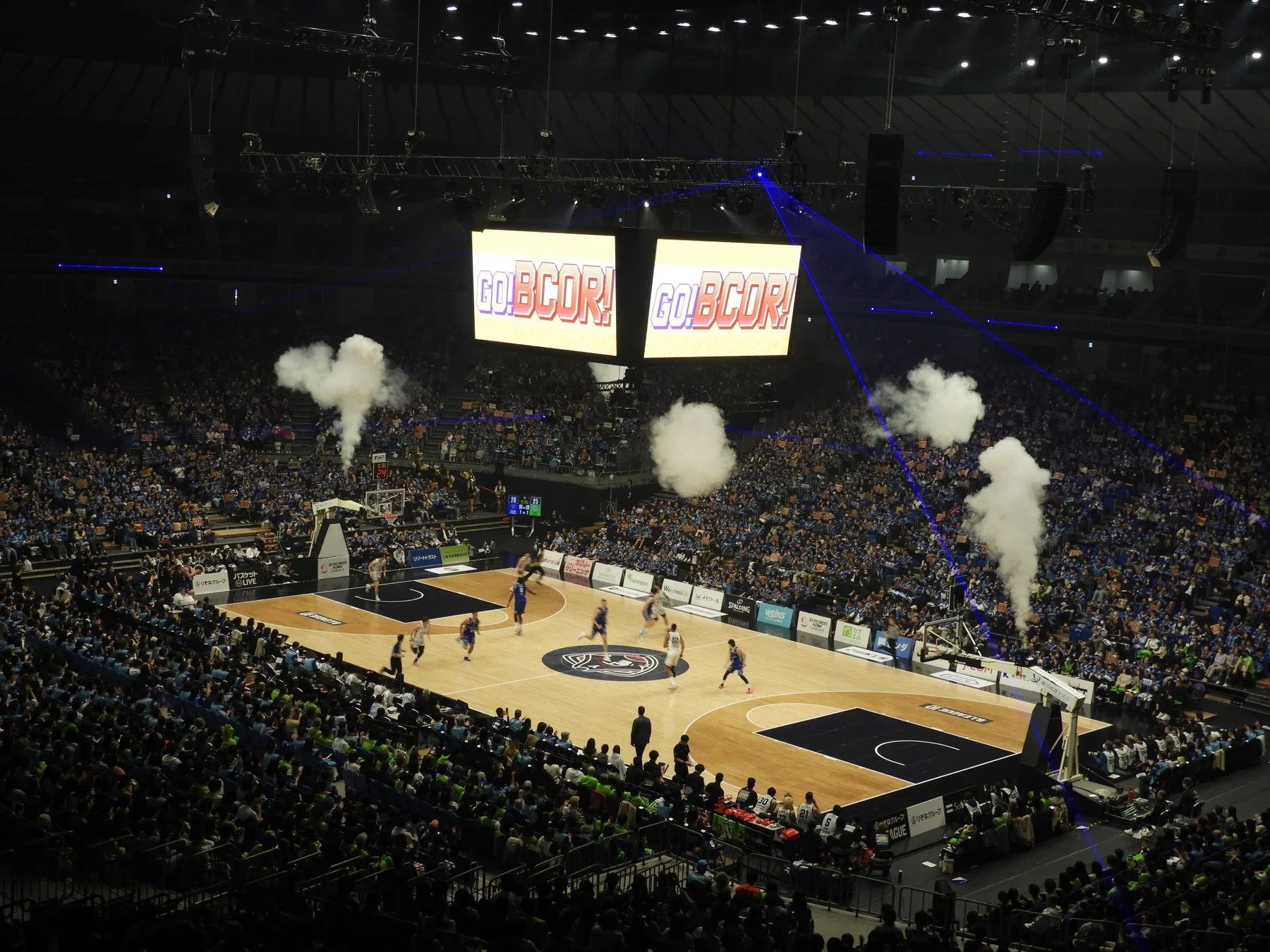 熱気に包まれた横浜アリーナでのバスケットボール試合
