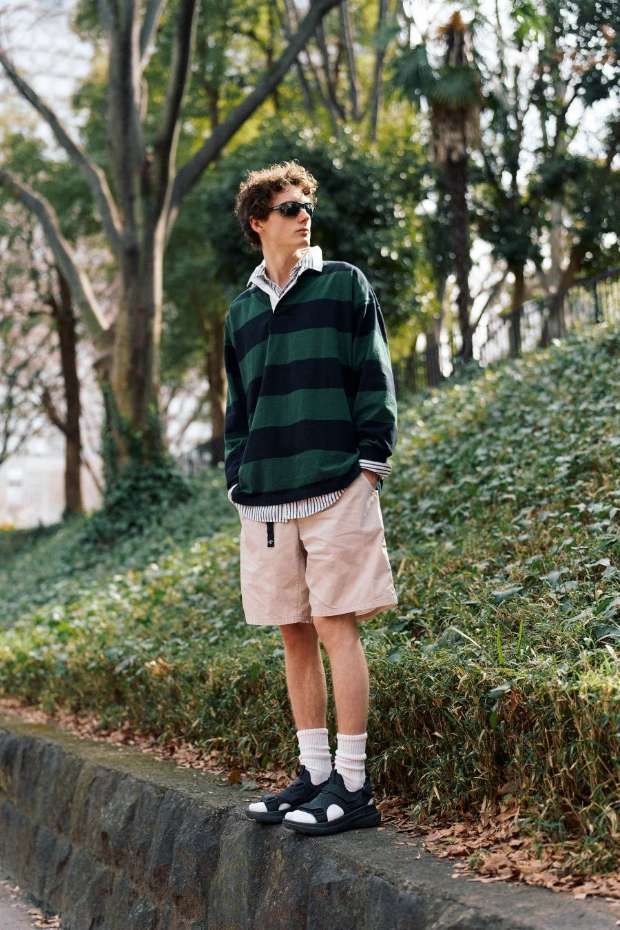 ソックスとサンダルの男性