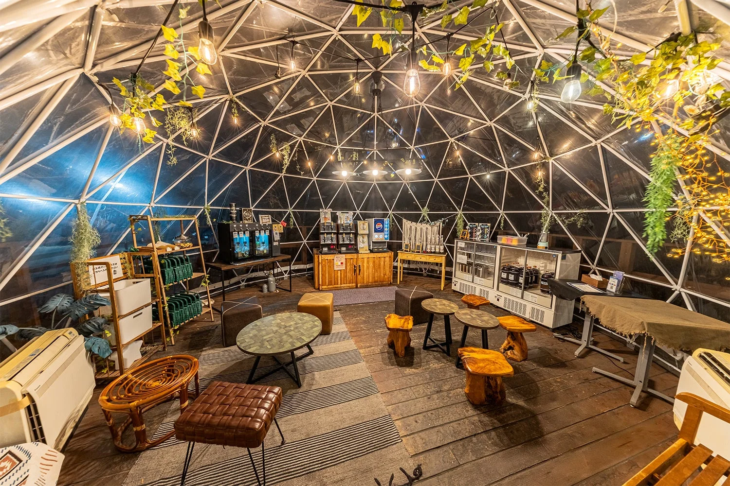 フリーバーのラウンジ空間