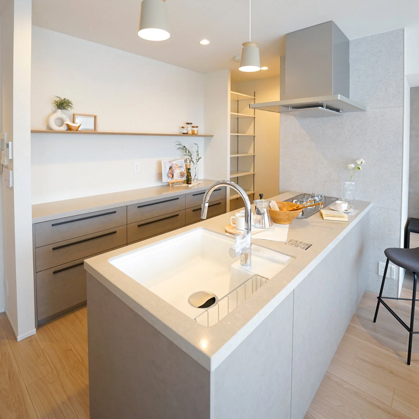 明るくモダンなアイランドキッチン