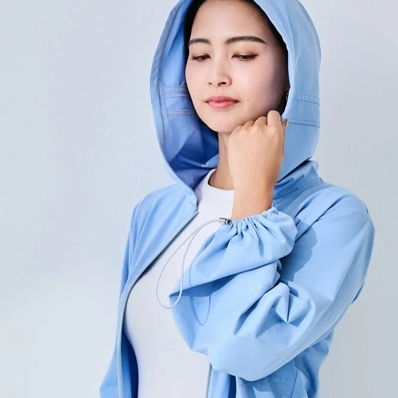 水色のパーカーを着用した女性