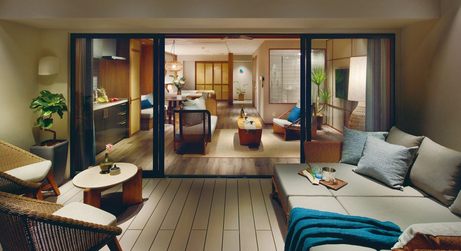 リゾート感あふれるモダンなリビングルームとバルコニー