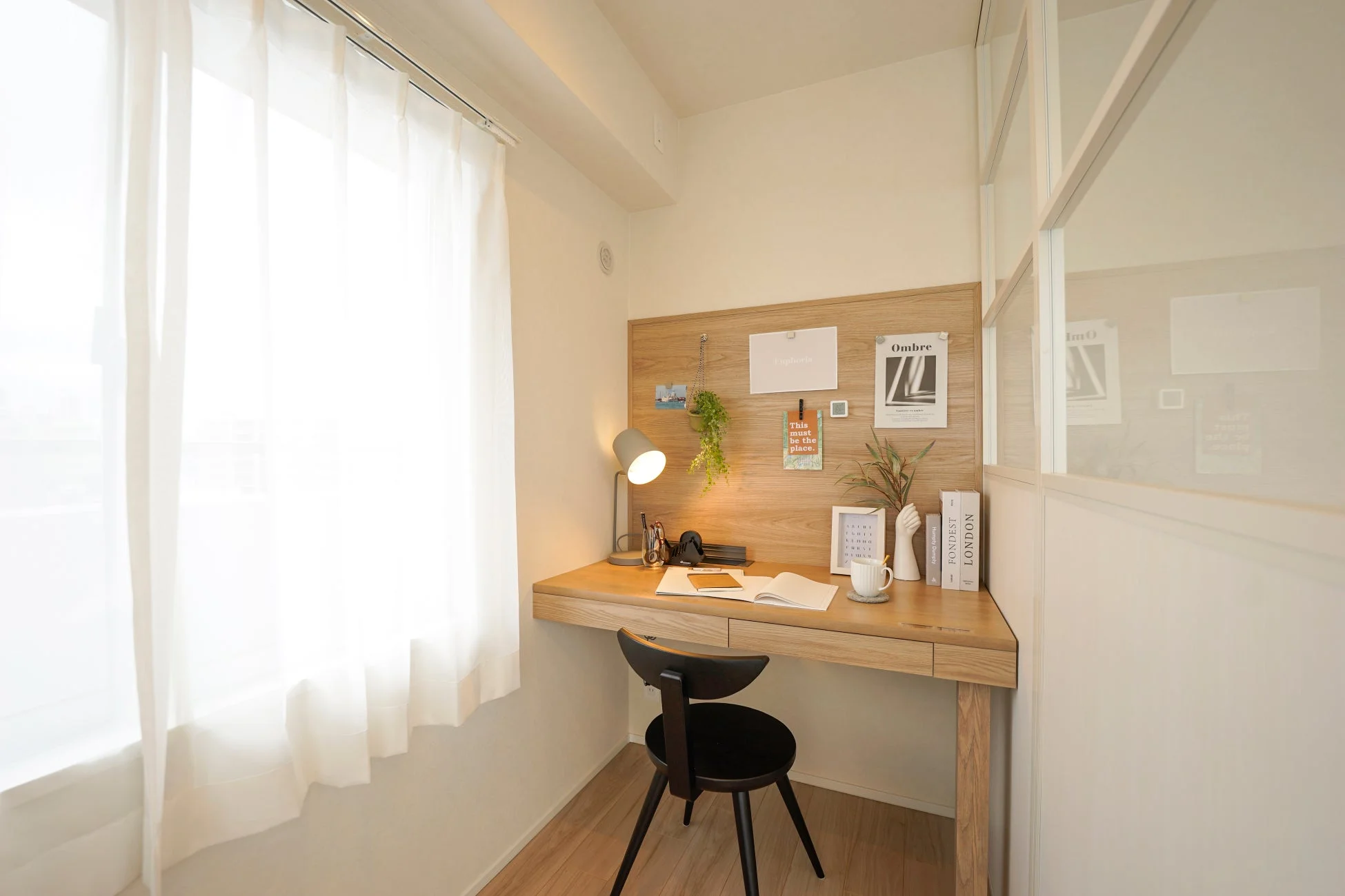 明るく整理されたワークスペース