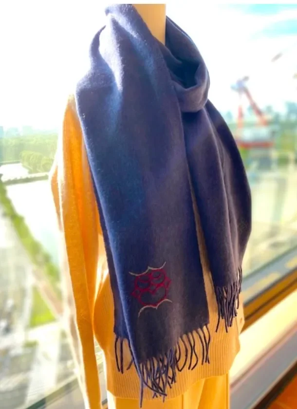フクロウの刺繍が施されたネイビーのスカーフ