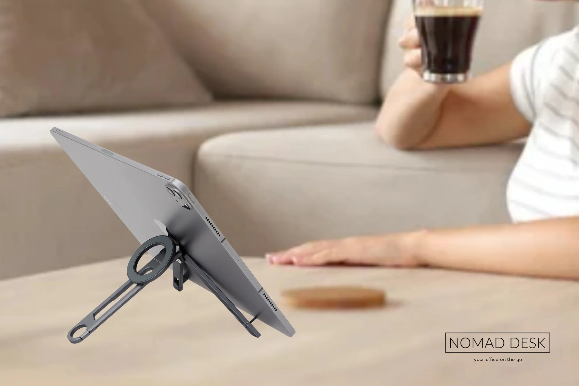 ソファでタブレットを使い動画視聴する様子