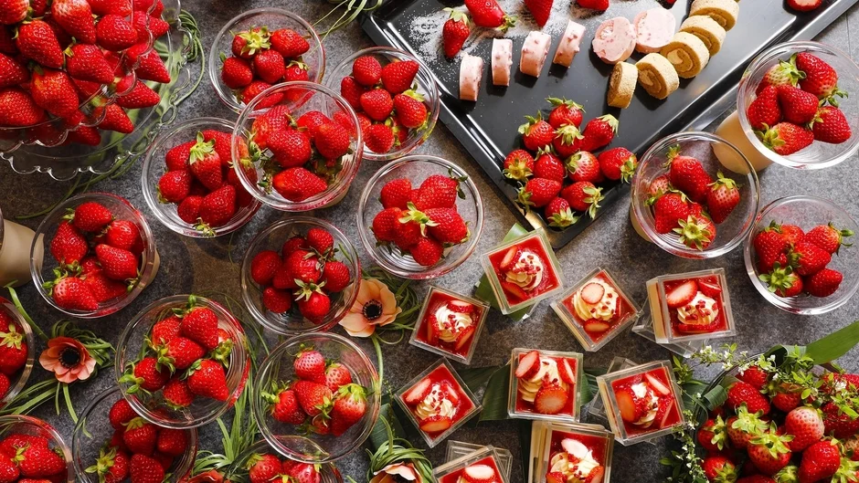 旬のいちごが並ぶ華やかなスイーツビュッフェ