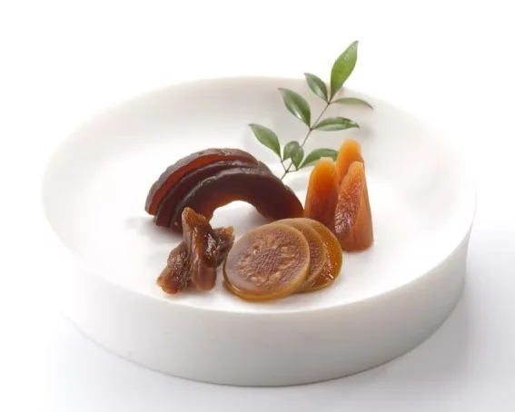 数種類の佃煮が盛り付けられた様子