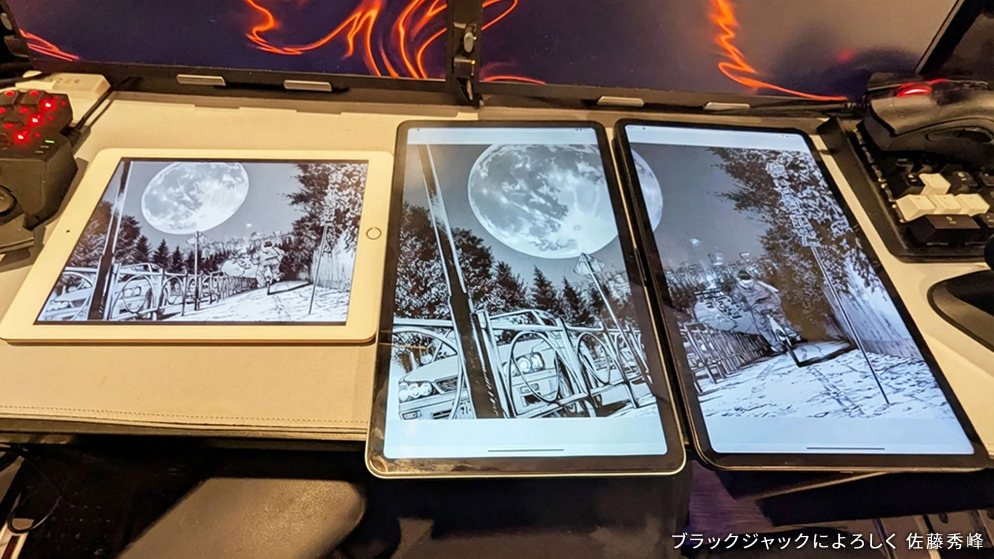 3台のタブレットで漫画が表示されている画像