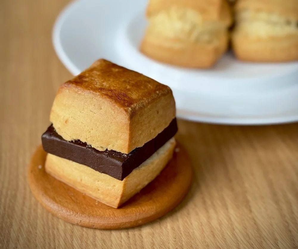 CAFÉ de ROMAN 生チョコサンドスコーン