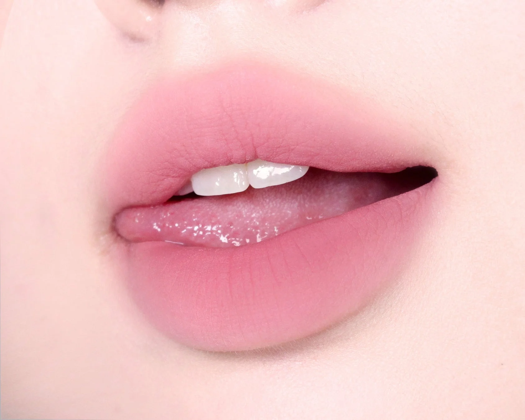 バニーカラーの唇のクローズアップ