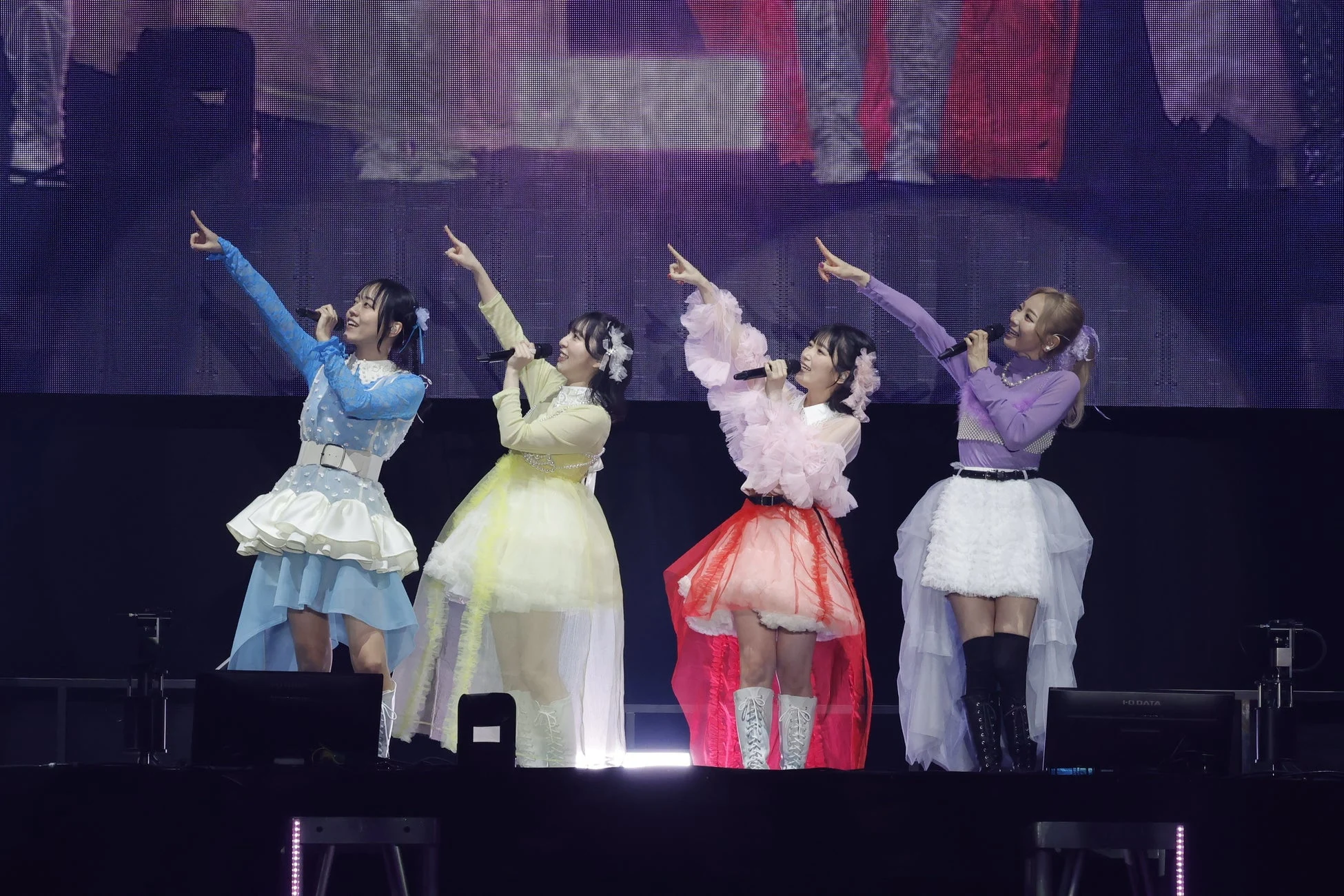 ステージ上でパフォーマンスを行う北宇治カルテットの女性アイドルグループ