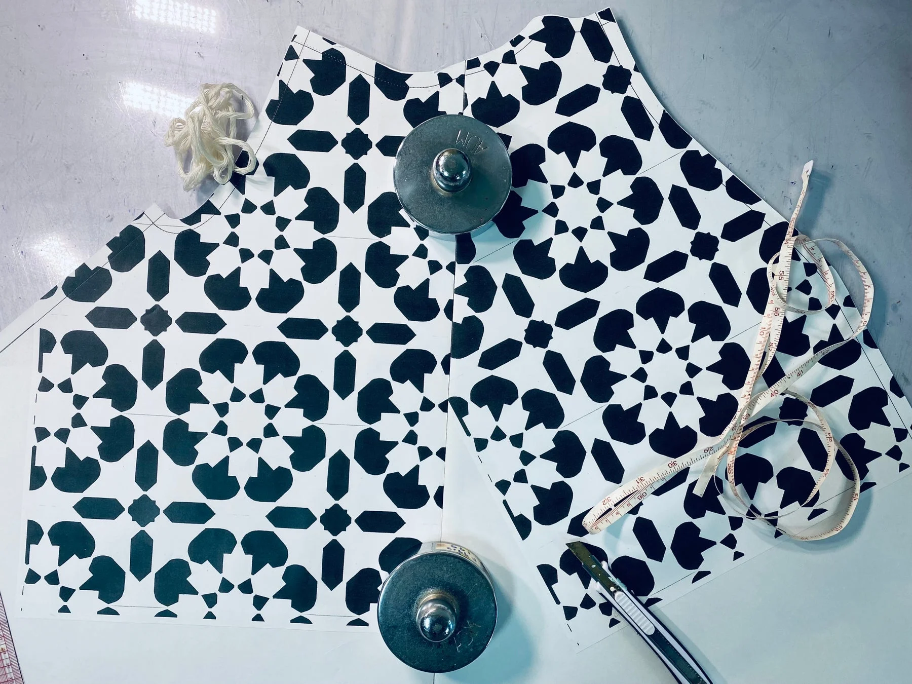 模様入り型紙とカッター