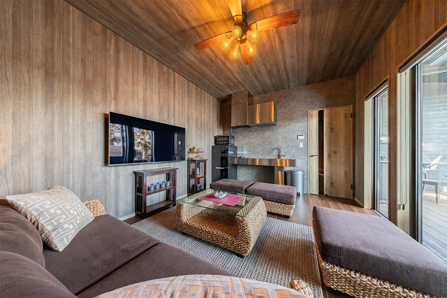 スイートヴィラのリビング兼キッチン