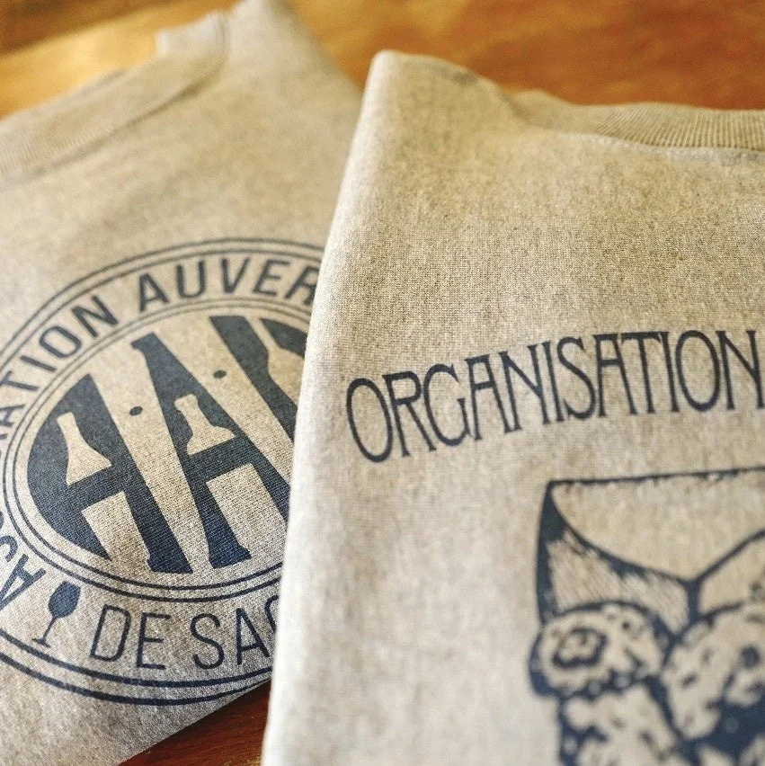 ロゴと文字が印刷されたグレーの布製品