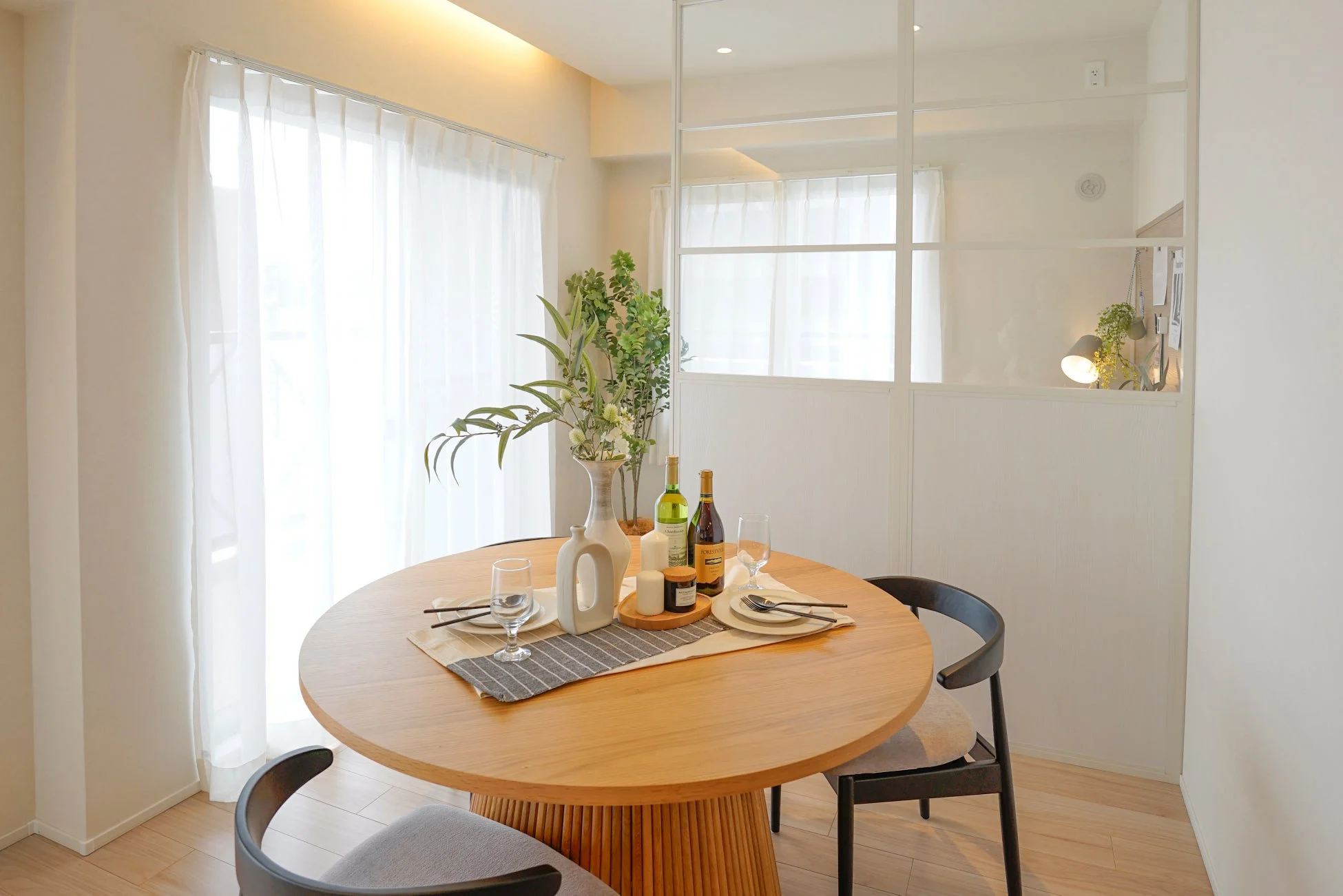 明るくモダンなダイニングルームとワークスペース