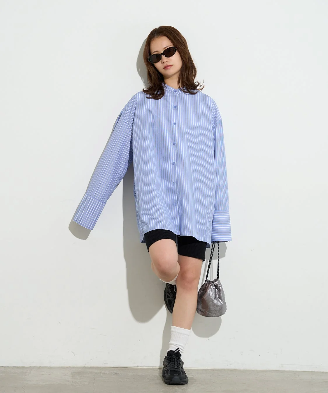 B-DAY STORE ビッグカフスブラウスを着用した女性モデル