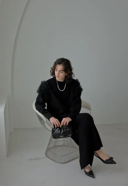 黒チュールスリーブトップスとパールネックレスのルック