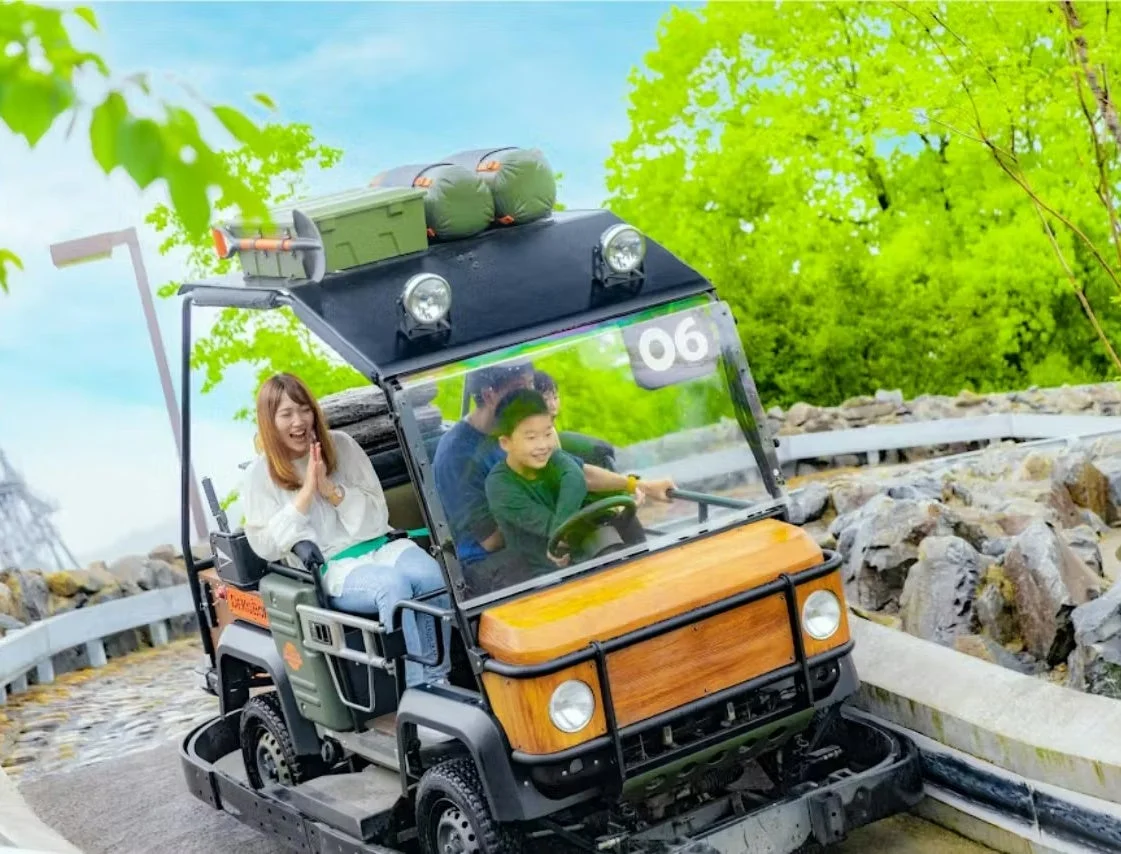 家族がオフロード風の乗り物に乗っている写真