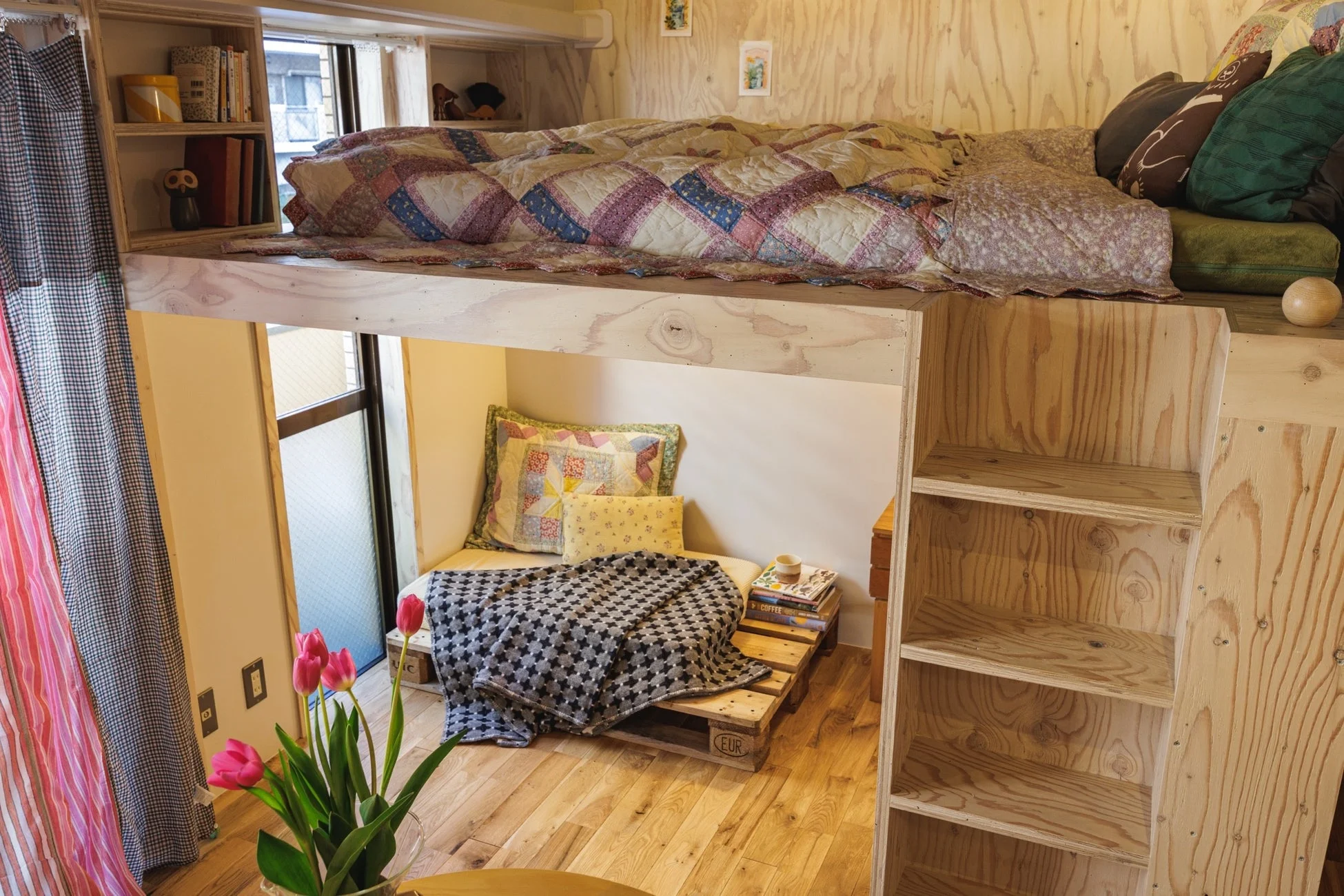 合板を基調としたロフトベッドのあるコンパクトで居心地の良い空間です。