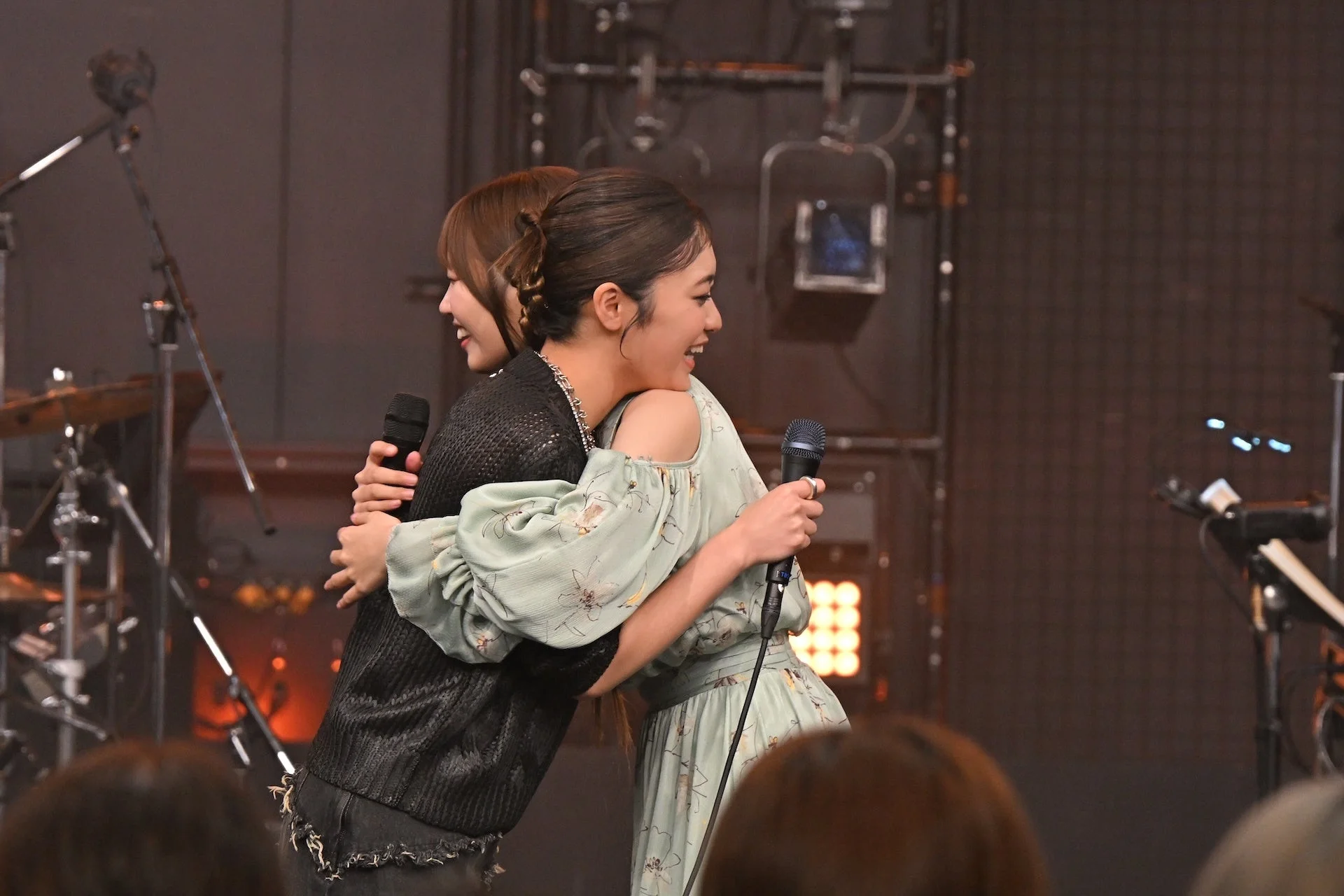 ライブステージで笑顔でハグを交わす吉柳咲良と中西アルノ