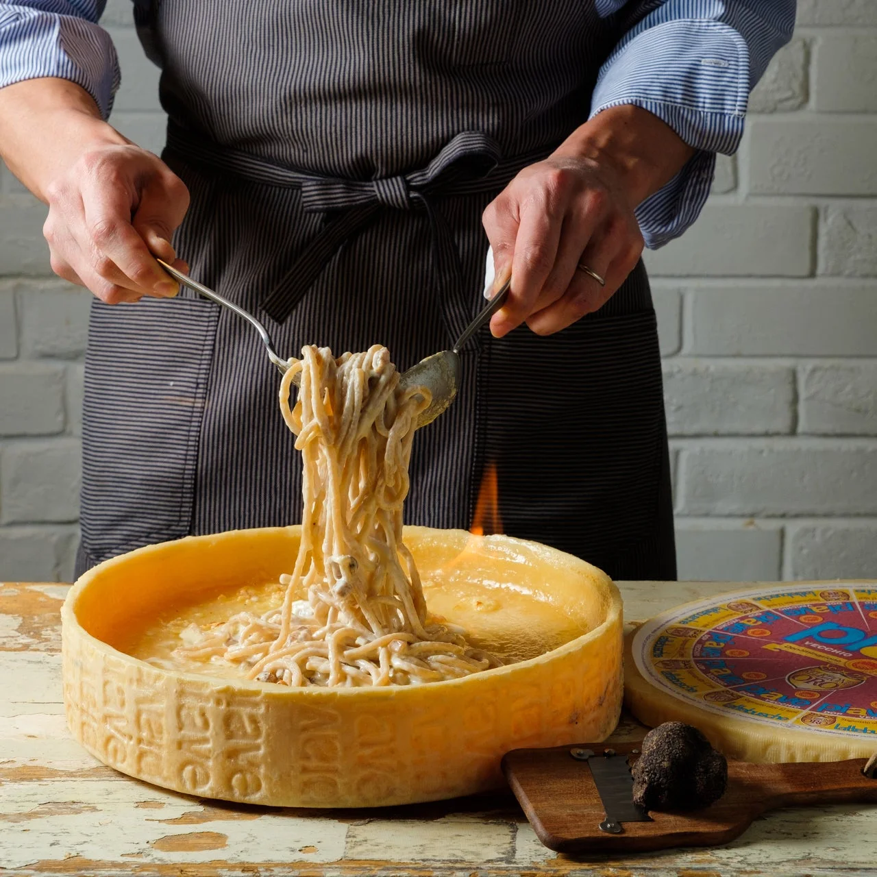 チーズとパスタを絡める様子