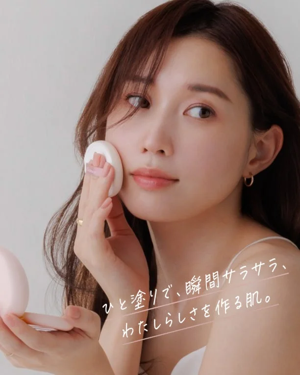 フェイスパウダーを使用する女性