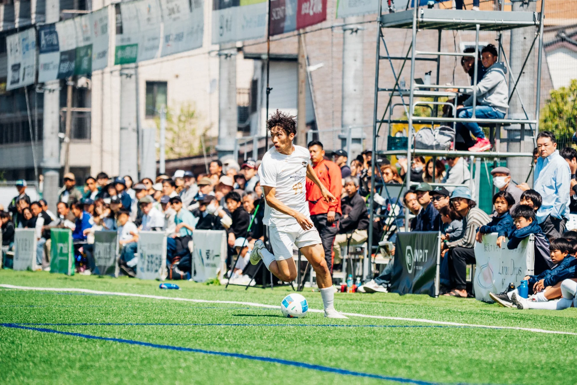 サッカー選手と観客