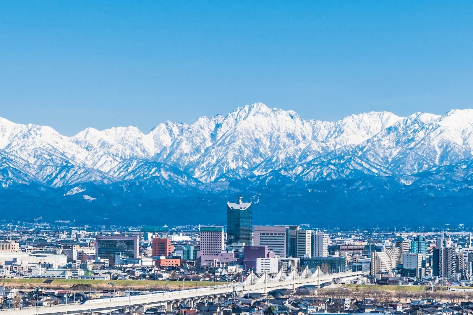 富山の雪山と街並み