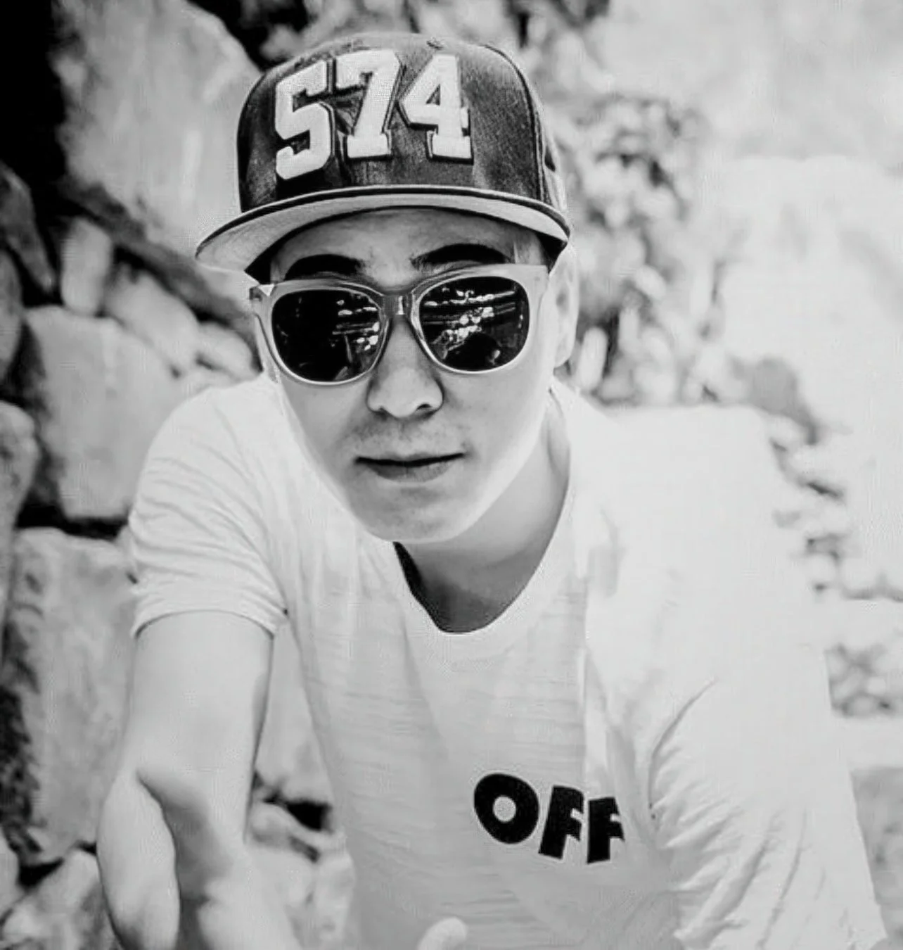 キャップとサングラスを着用した若い男性のモノクロポートレート