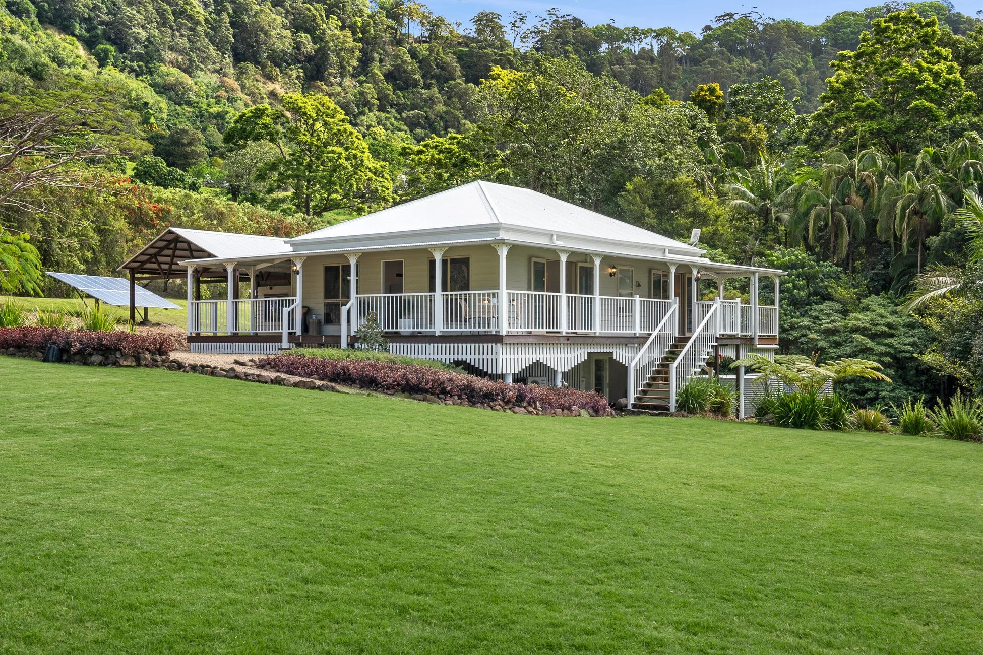 緑豊かな山々を背景に建つ高床式住宅