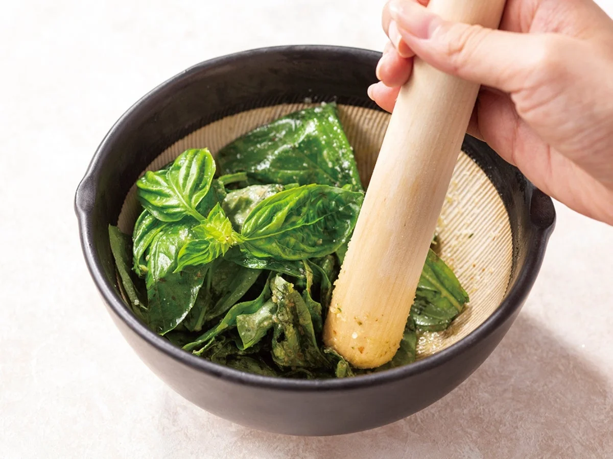 バジルを擦る様子