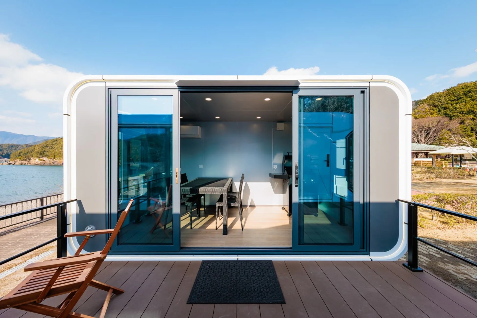 湖畔または海辺に立つモダンなモジュラーハウス